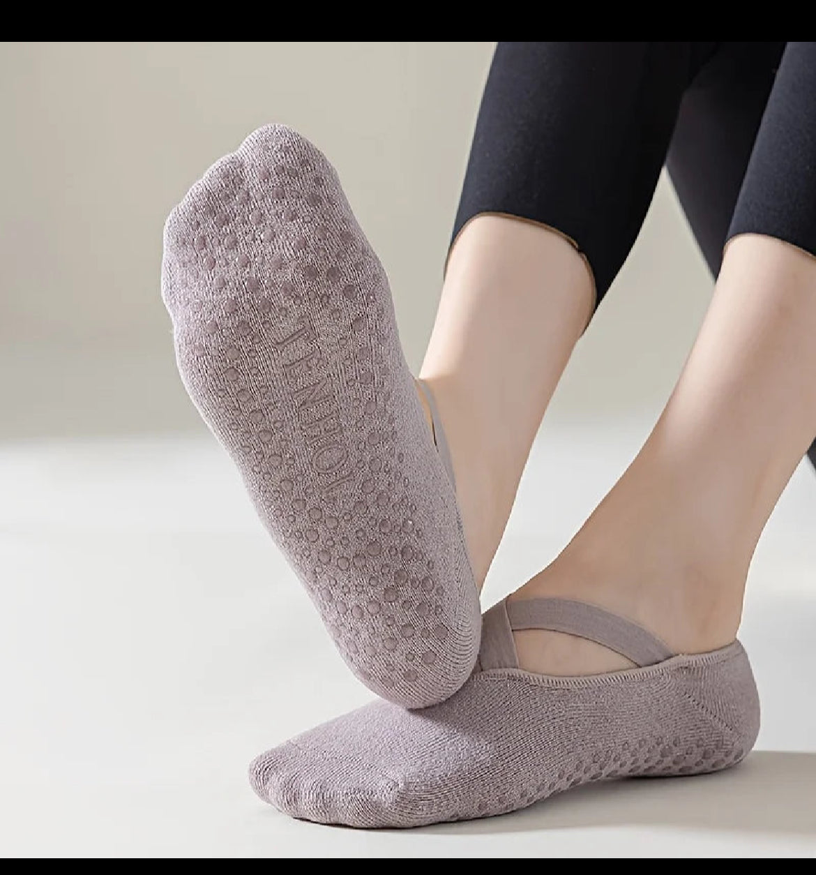 KUMILOSS GRIP™ — Calzini Pilates & Yoga
Stabilità. Comfort. Movimento.